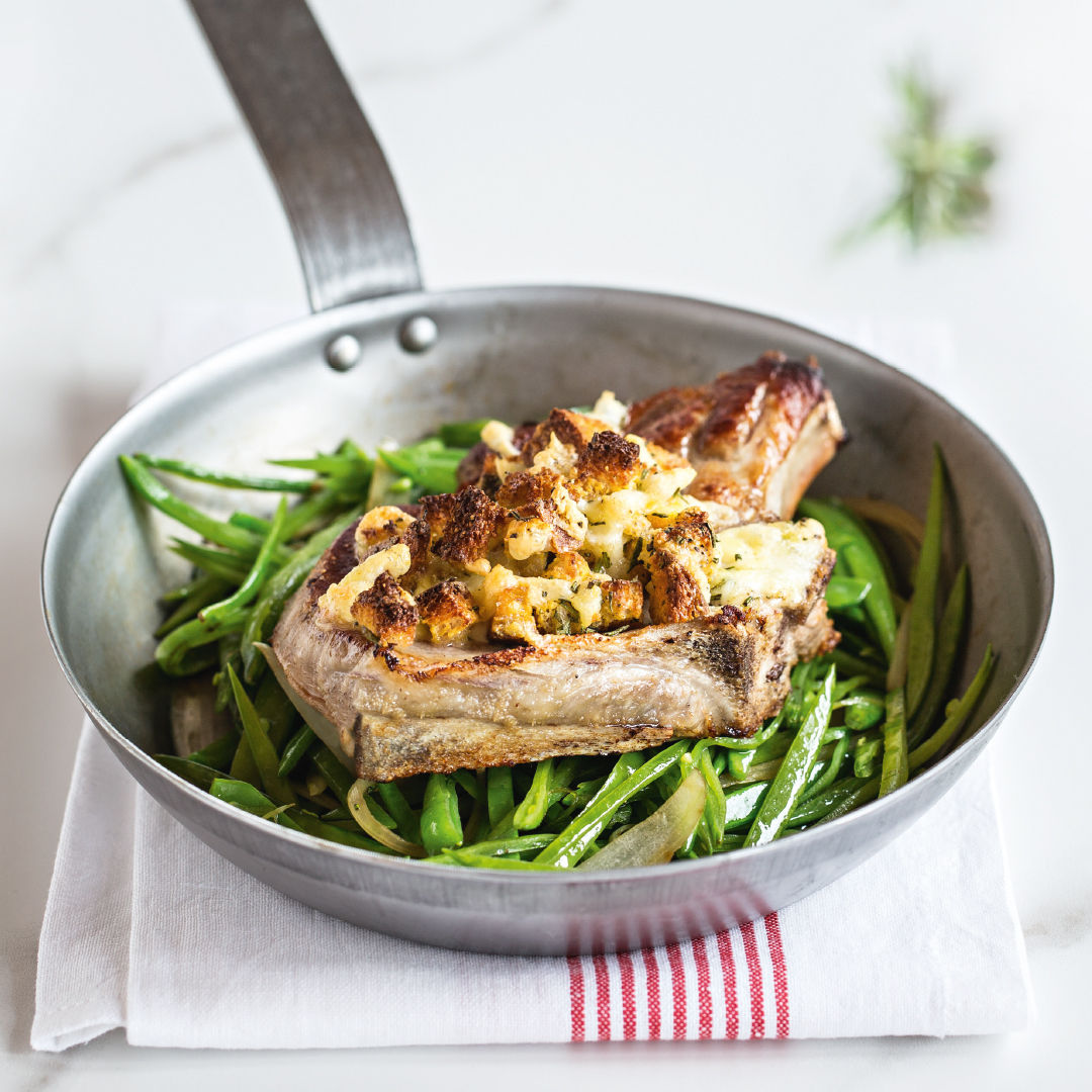 Côtelettes gratinées sur lit de pois mange-tout